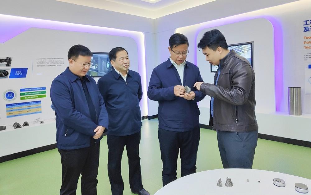 Bí thư Đảng ủy, Chủ tịch Tập đoàn Vương Đức Thành đến Trung tâm Mới Cơ khí nghiên cứu và hướng dẫn